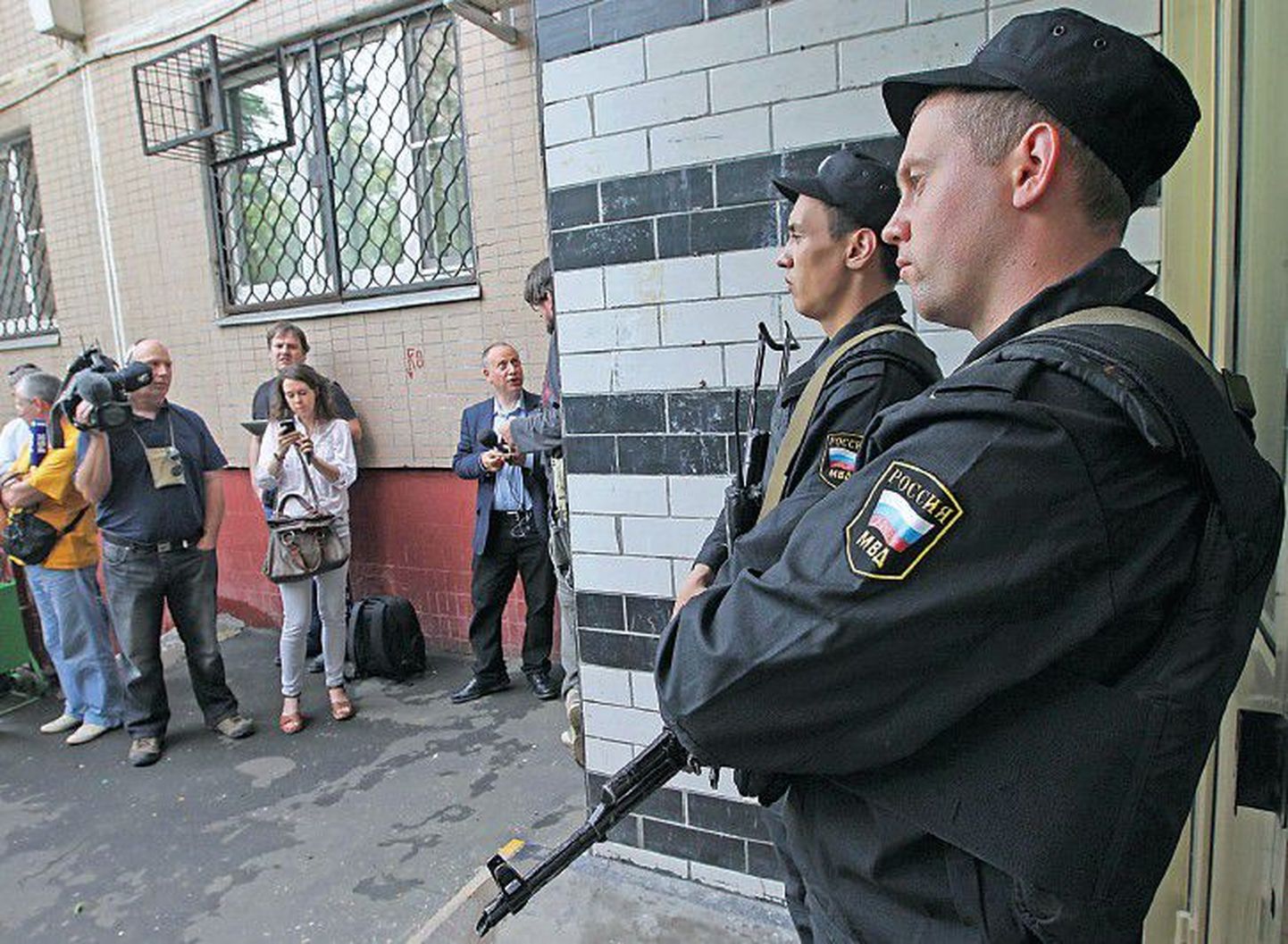 Обыск в квартире одного из лидеров оппозиции Алексея Навального, который живет в Марьино, продолжался весь вчерашний день, вход в дом охраняли мужчины с автоматами.
