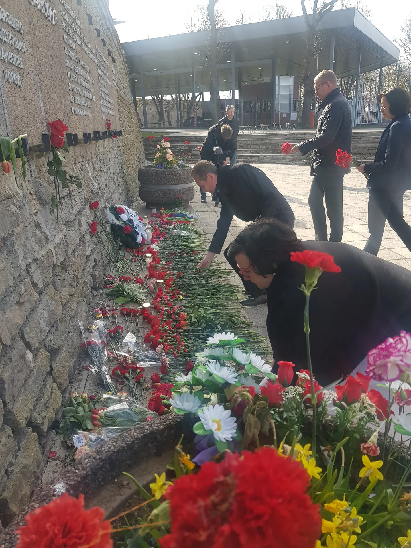 Руководители Нарвы 9 мая возложили цветы к мемориальной доске в честь воинских частей Красной армии, наименованных "Нарвскими".