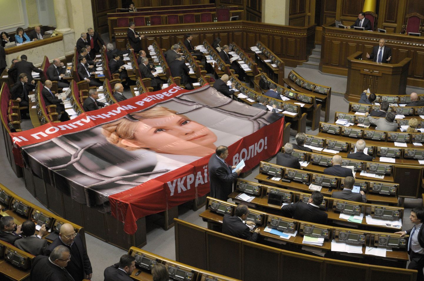 Julia Tõmošenko näopildiga loosung katab Ukraina ülemraadas opositsiooni istekohti.