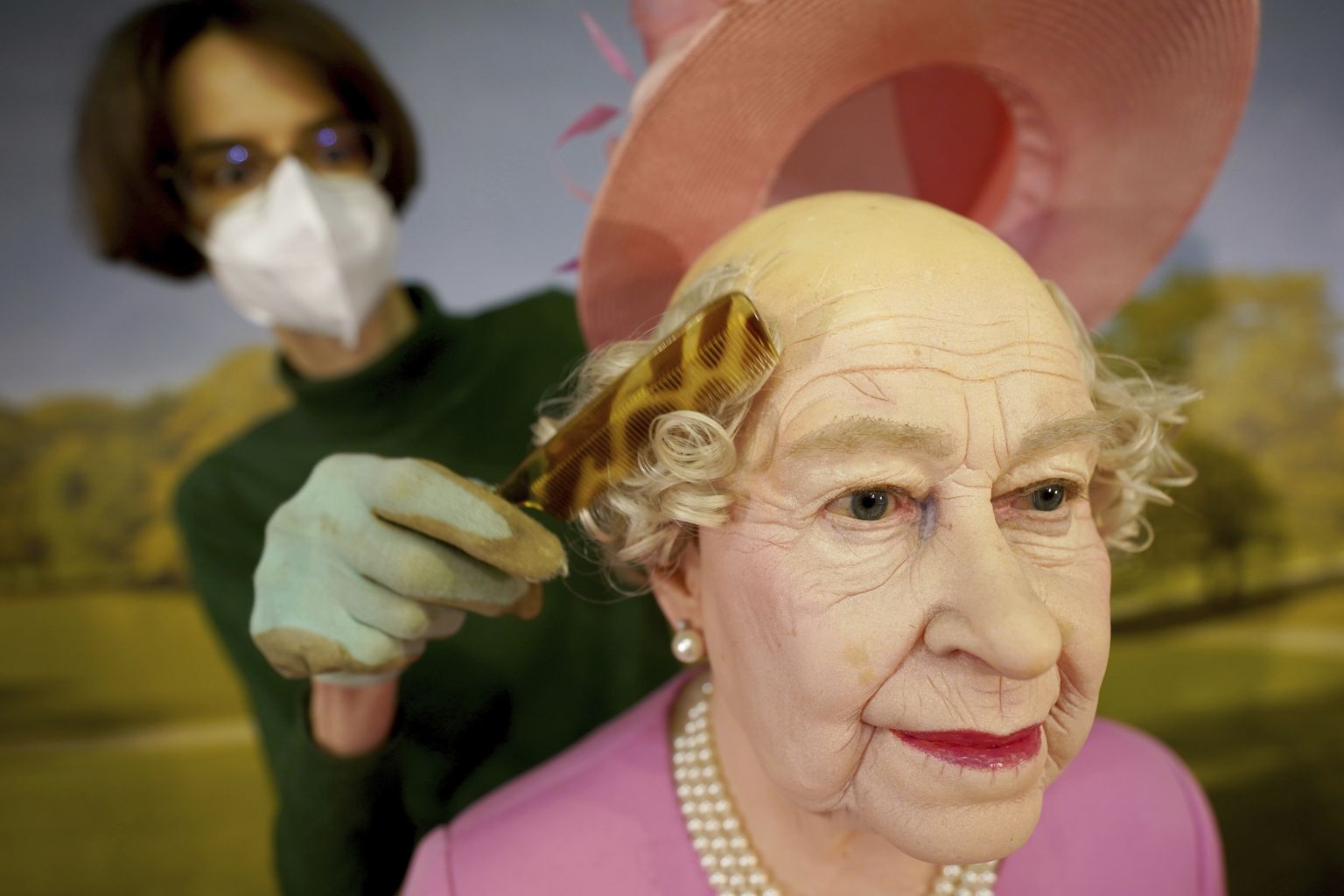 Kuninganna Elizabeth II kübara all läigib kiilakas peanupp.