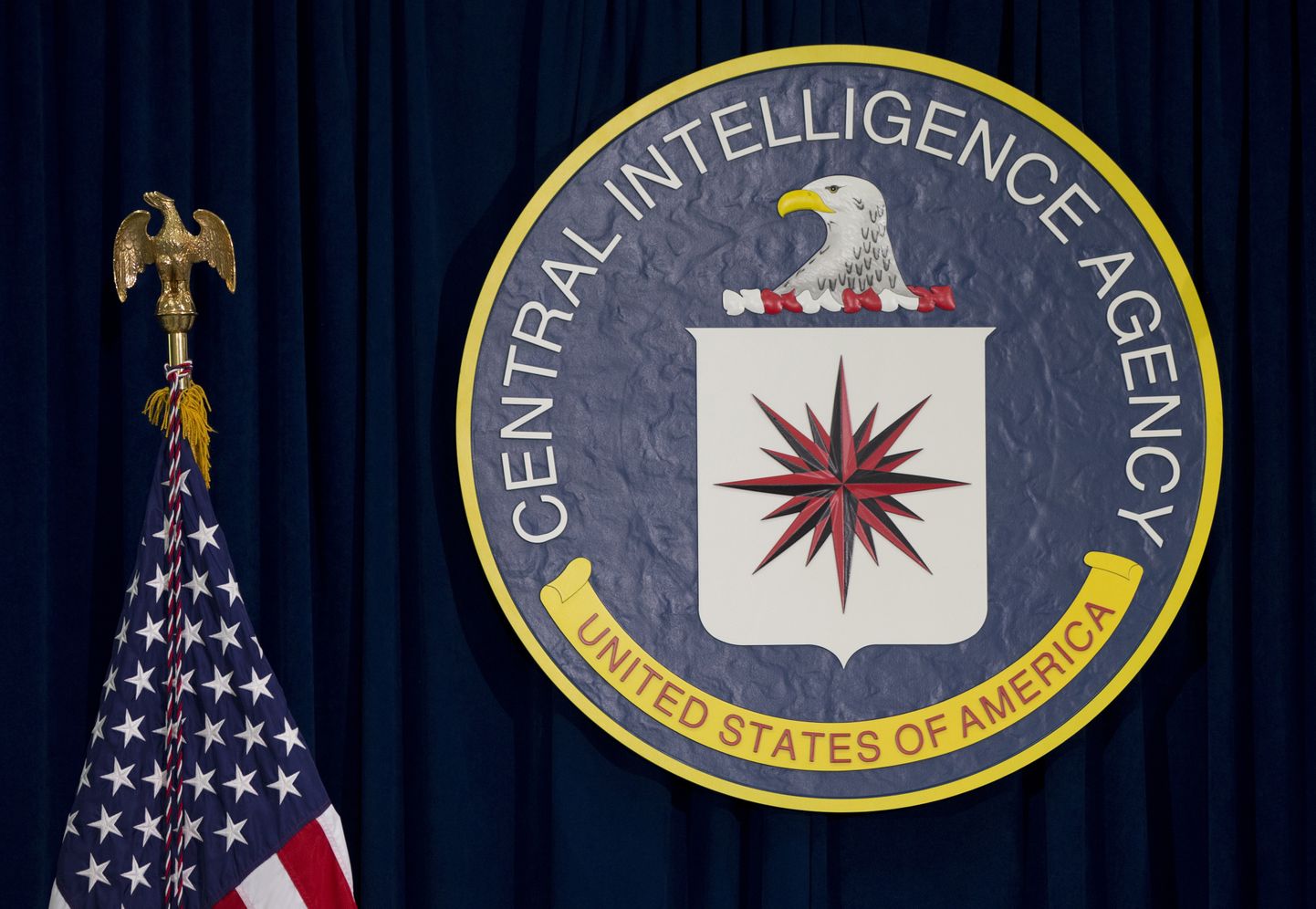CIA vapp USA lipu kõrval.