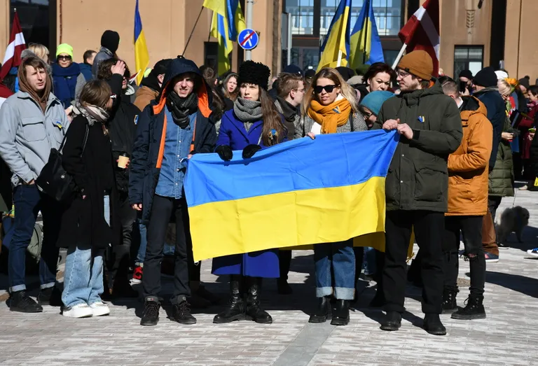 В Даугавпилсе прошло шествие "Латвия поддерживает Украину"