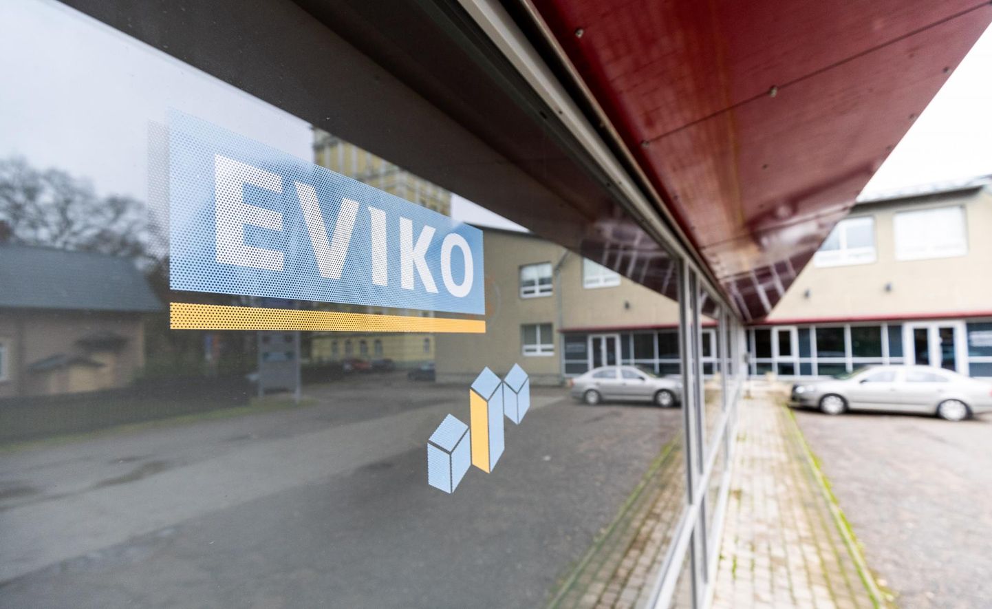 Õpetaja tänaval asuvas Eviko kontorihoone ümbruses on vaikne. Sellest pankrotistuvast ehitusfirmast on koondamisteate saanud 34 inimest.