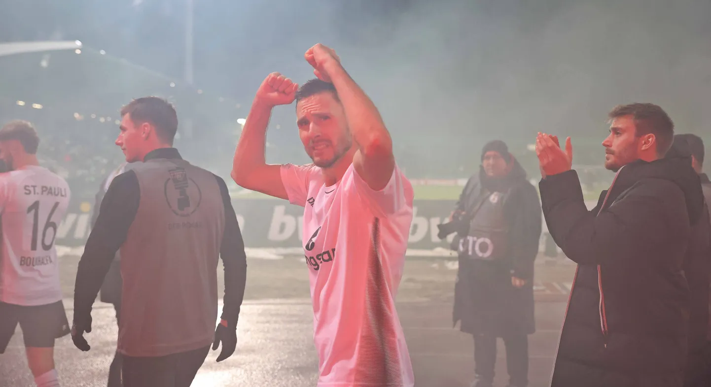 Karol Mets koos tiimikaaslaste ja fännidega tähistamas järjekordset suurepärast saavutust.