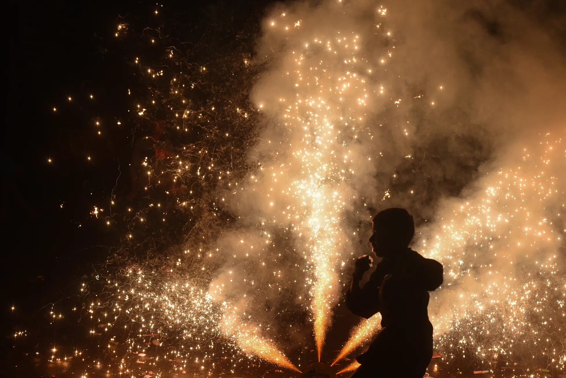 Poiss ilutulestiku taustal Diwali festivalist osa võtmas Chennais Indias.