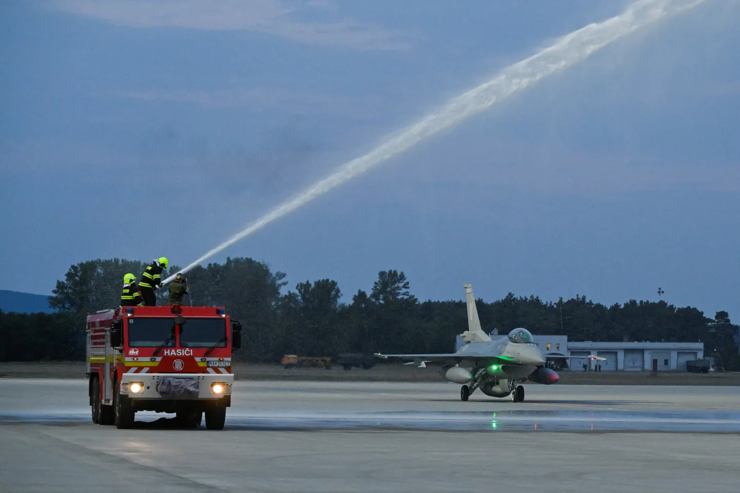 F-16 saab veesaluudi saabumisel Slovakkiasse.
