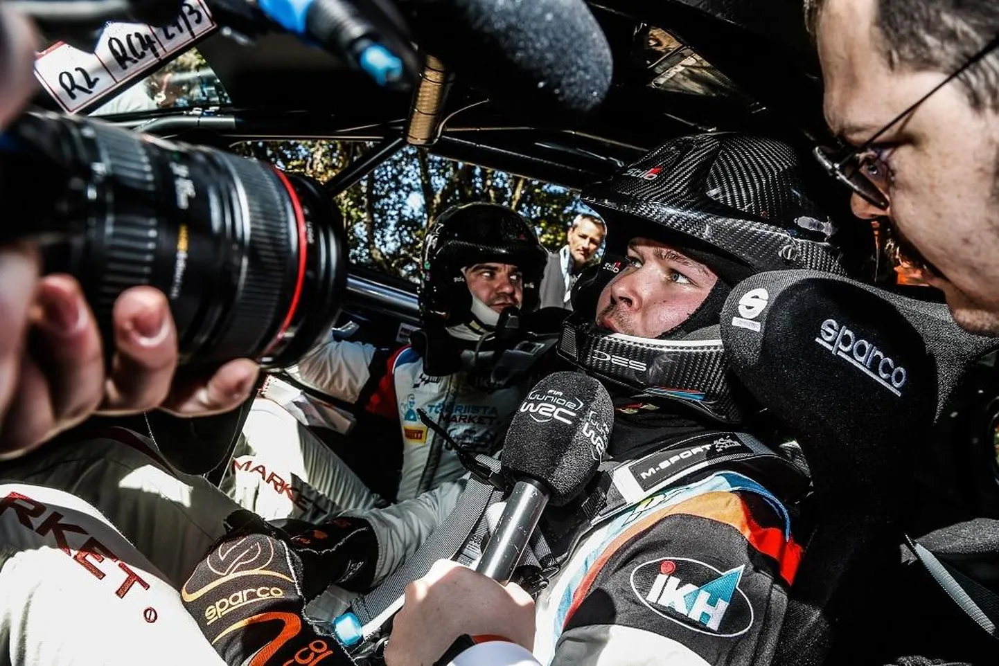 Junior WRC klassis autoralli MM-sarjas võistlev nooruke, 23-aastane Roland Poom (ees) saab rallimasinas tuge kogenud kaardilugejalt Ken Järveojalt.