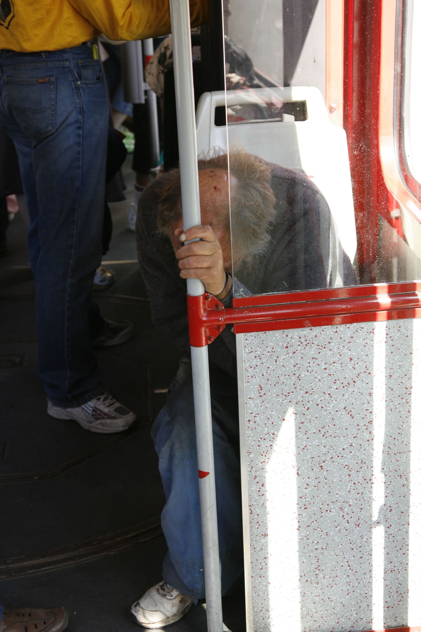 Sõitjaid häirivad Tallinna bussides pesemata kaasreisijad.