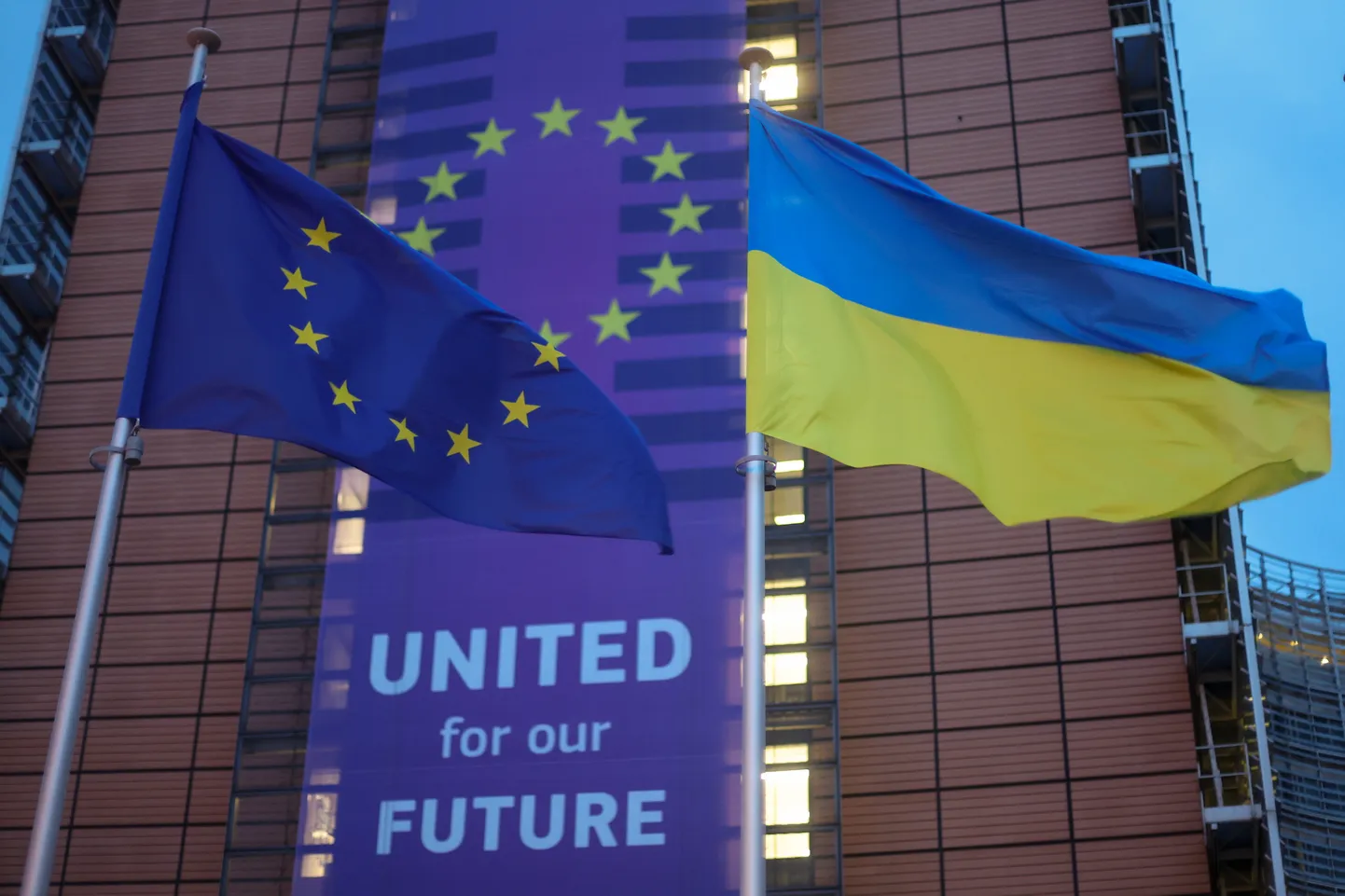 Ukraina ja Euroopa Liidu lipud ELi peakorteri ees Brüsselis. Foto on illustratiivne.