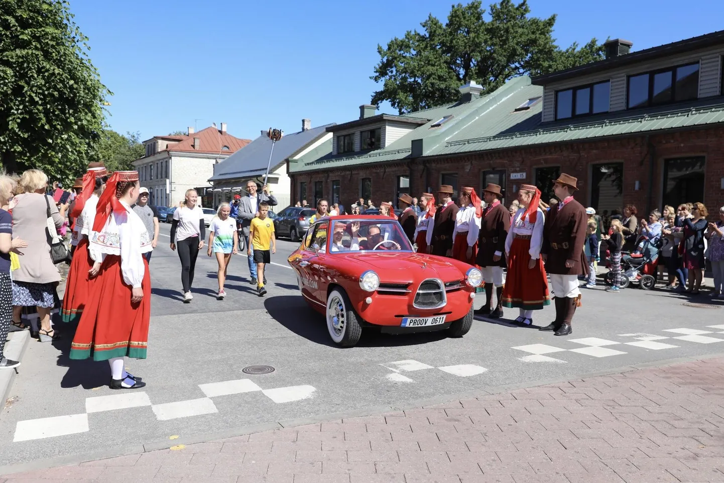 Laulupeotuli saabus Rakvere kesklinna.