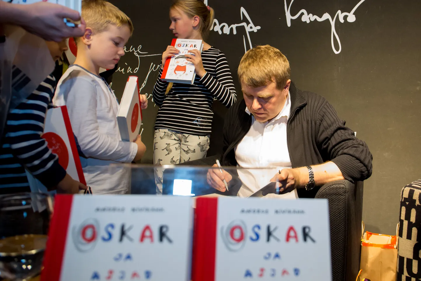 Solarise Apollo raamatupoes esitles oma uut lasteraamatut "Oskar ja asjad" Andrus Kivirähk. Raamatule illustreeris pildid Anne Pikkov.