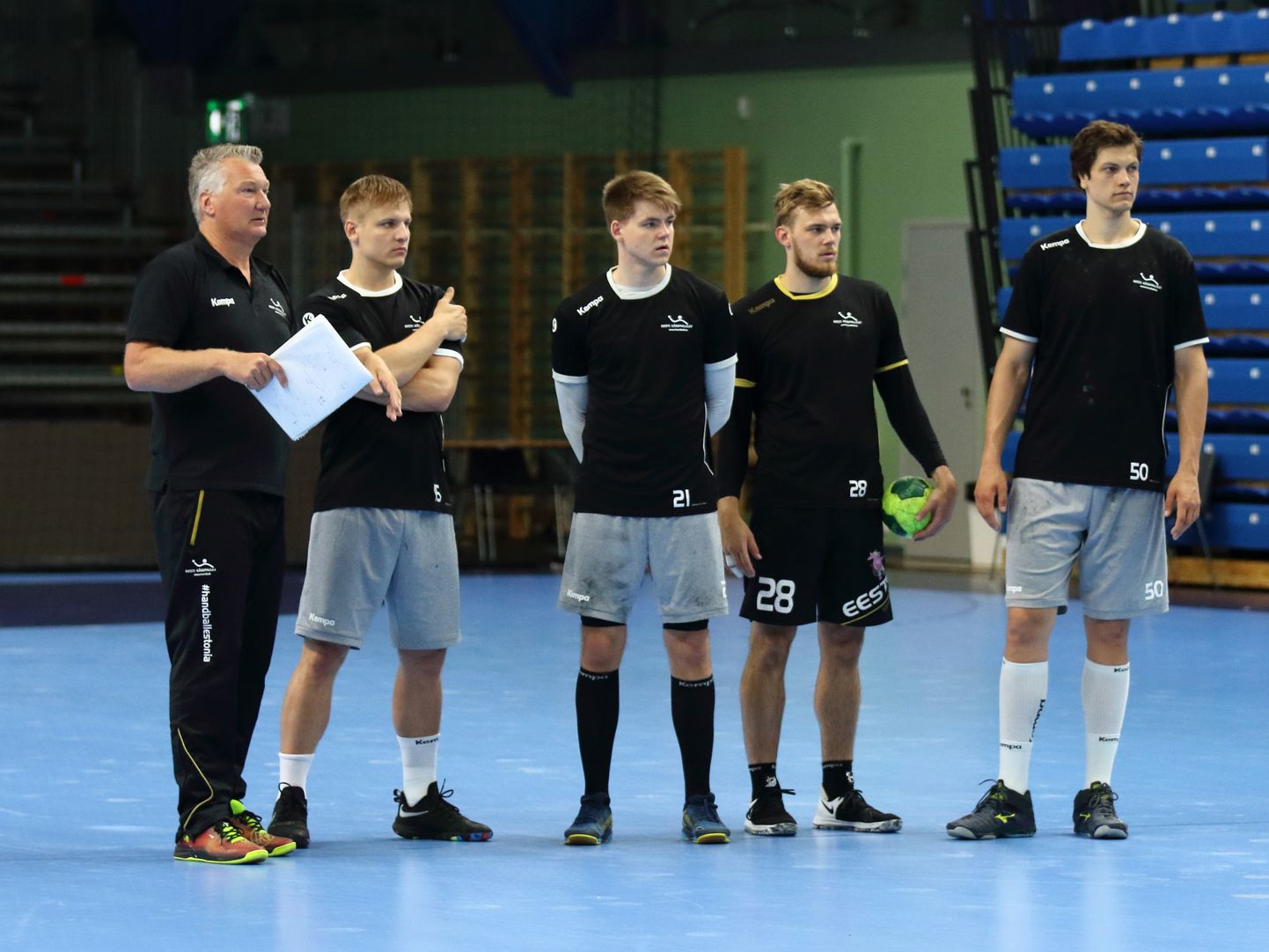 Koondise peatreener Thomas Sivertsson ning Sten Maasalu, Alfred Timmo, Henri Hiiend ja Armi Pärt treeningtöös.