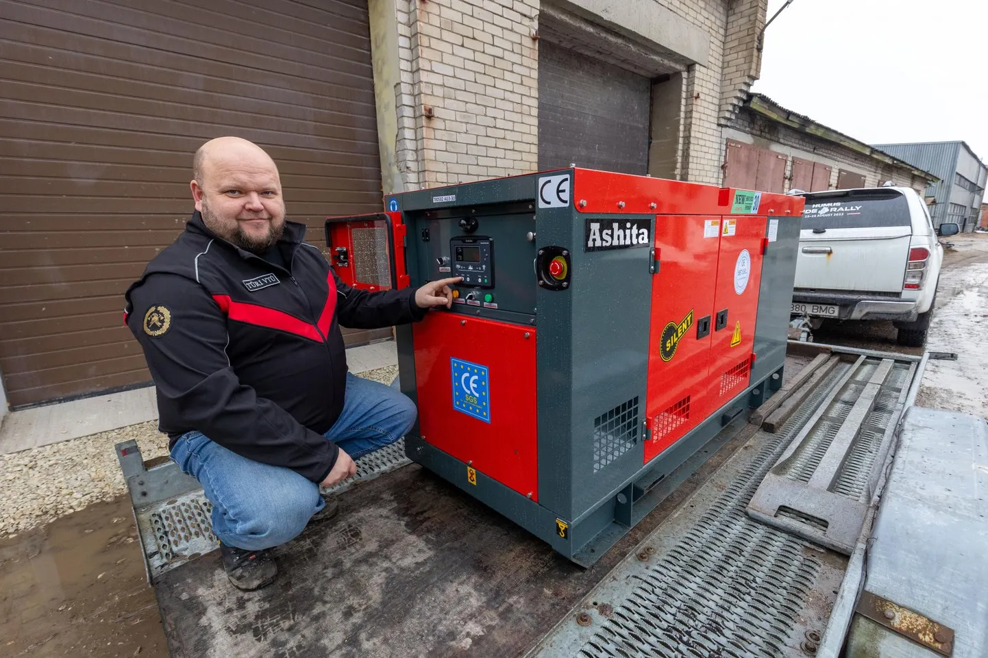 Vabatahtlik päästja Meelis Välimäe näitab elektrigeneraatorit, mida on võimalik auto järelkäruga soovitud kohta vedada. Pikema elektrikatkestuse korral peaks generaator aitama elektriga varustada Türi valla olulisimaid asutusi.