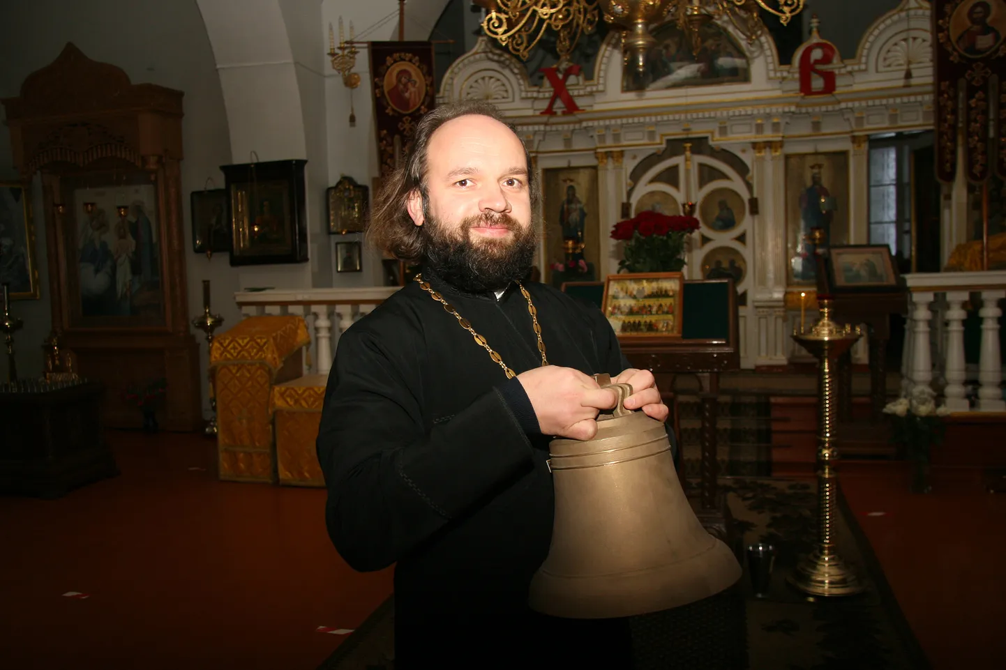 Настоятель храма протоиерей Андрей Суслов рад, что новые колокола прибыли, с нетерпением ждут возможности услышать их голос.