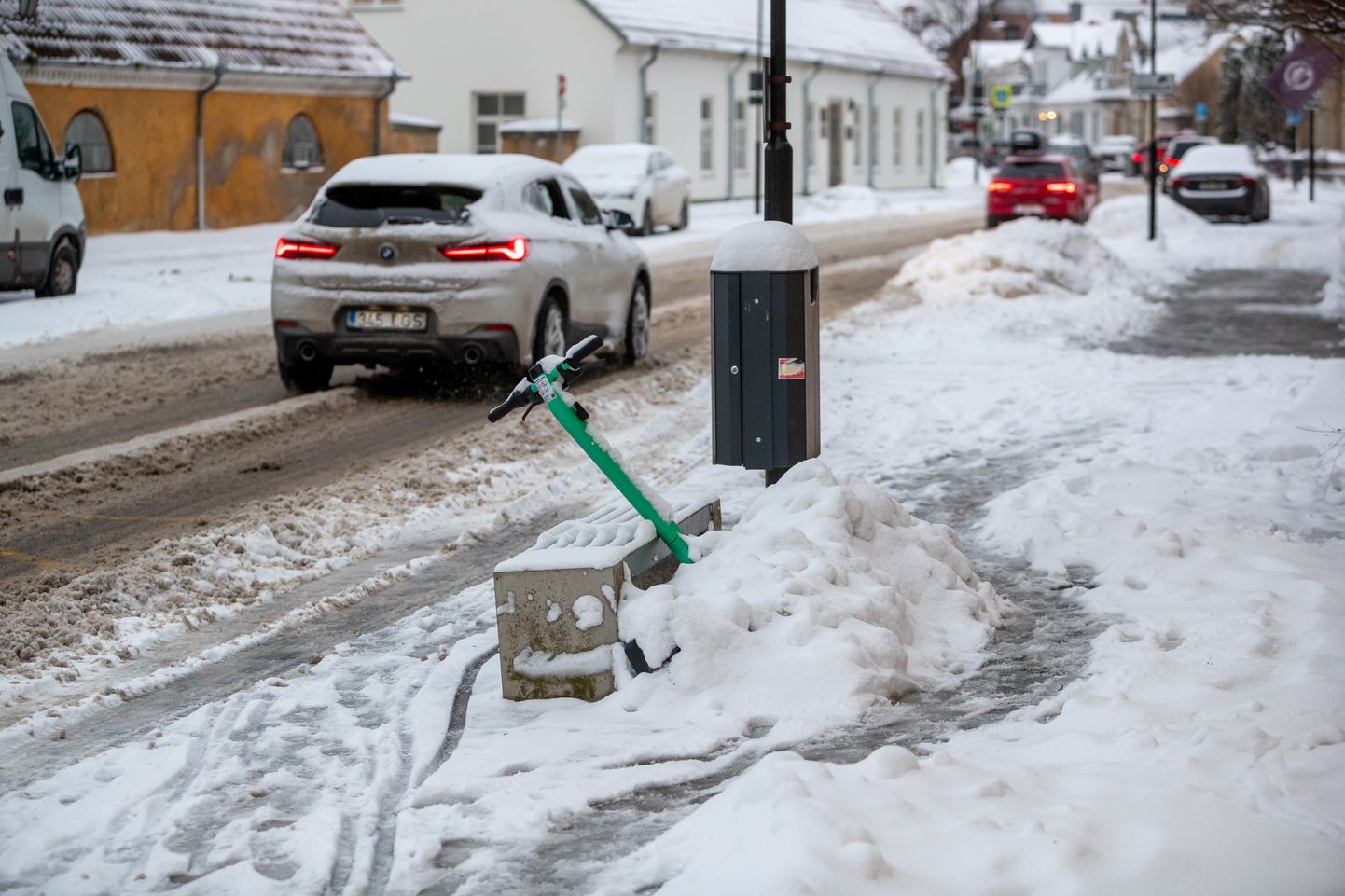 TALI TULI! Hange kinni või suverehvidel “pätti libistama” on praegu lihtne jääda. Justkui võõrkehad tunduvad Kuressaare lumemaastikel aga elektritõuksid, mida mõned julgemad liiklejad lumest hoolimata kasutavad.