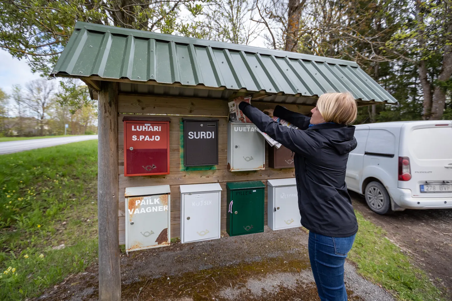 Tallinn, 14.05.2019
Kandering Omniva postiljoniga Rapla läheduses. Reporter Mari Mets ja postiljon Ulvi.
FOTO: MIHKEL MARIPUU/EESTI MEEDIA