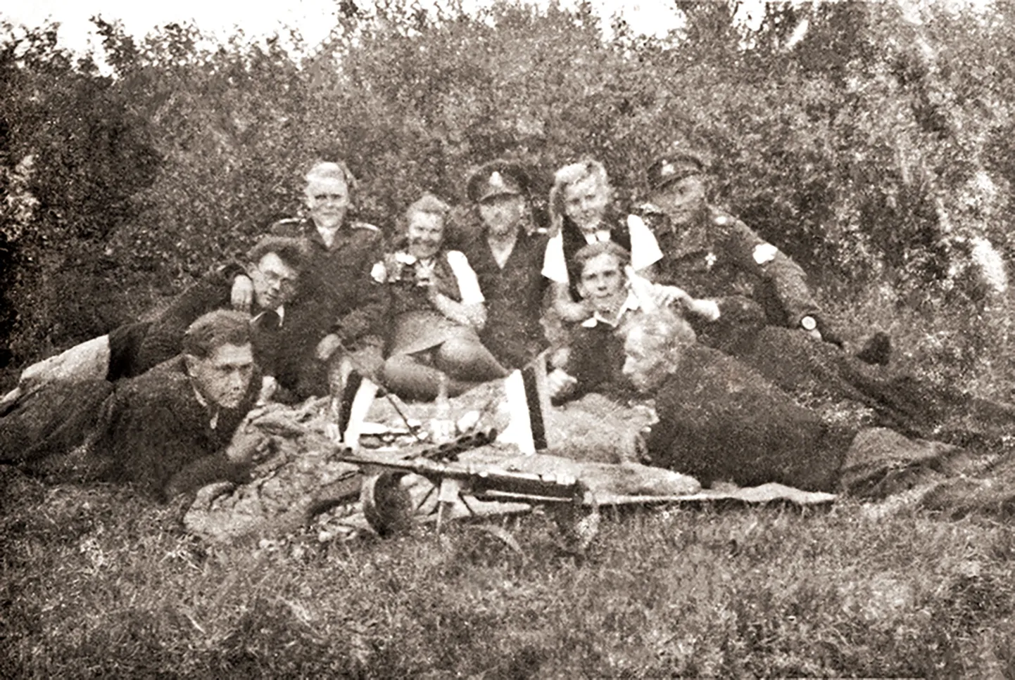 PUHKEHETK: vasakult Heino Vahter, Leonhard Aru, Redese Toomson, Aino Aru, Elmar Ilp, Terese Vahter, Villem Uus, Terese ees lamab Feliks Vahter, tema ees lamab Rudolf Saare.