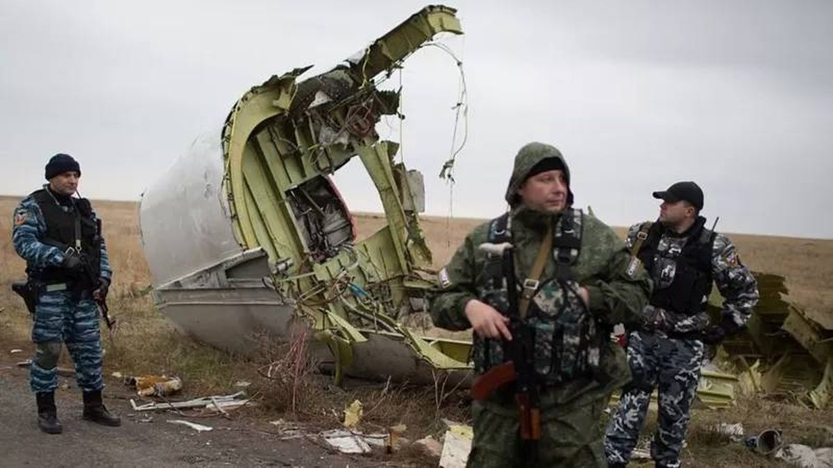Во время работы следственной группы на месте крушения "Боинга" обломки самолета охраняли вооруженные сторонники самопровозглашенной ДНР.