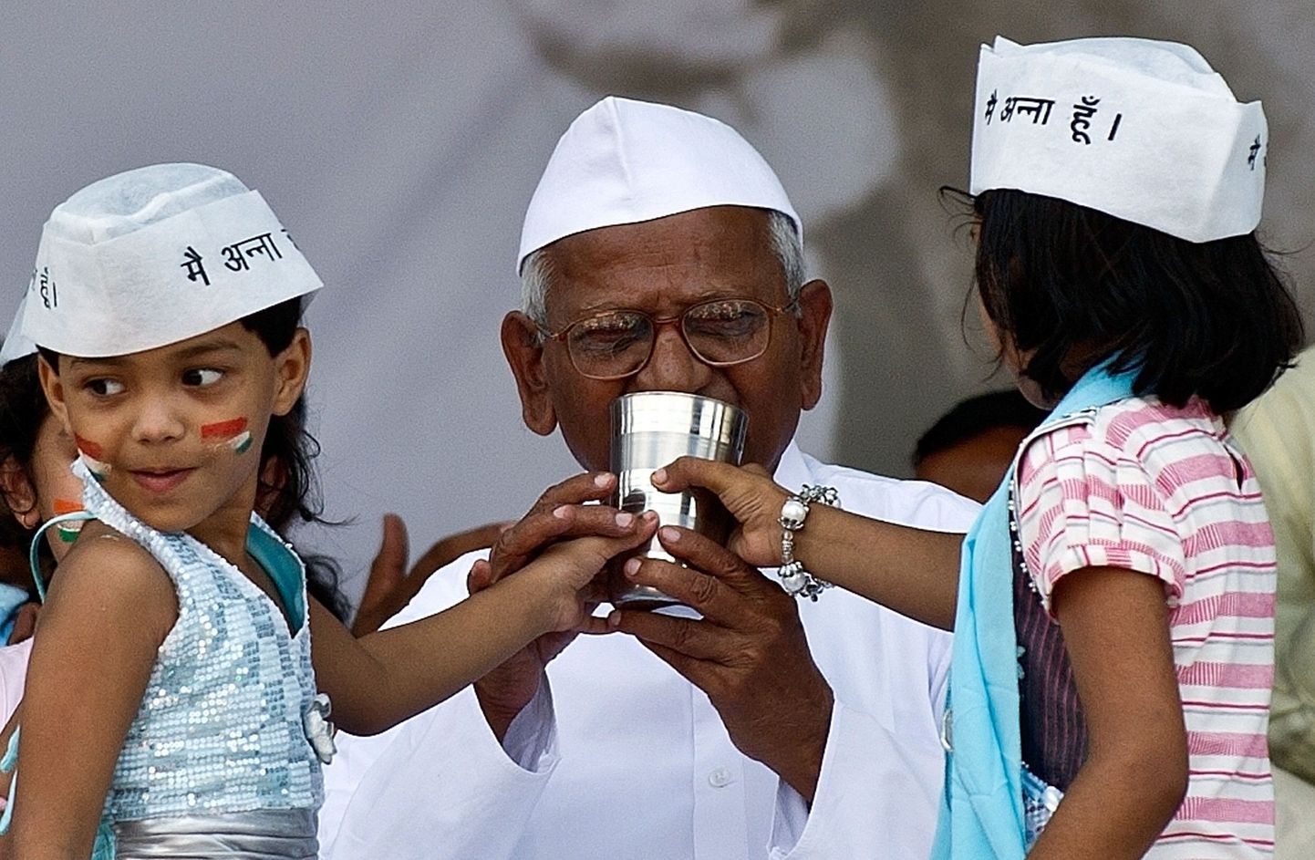 Anna Hazare eelmisel pühapäeval oma paastu lõpetamas.