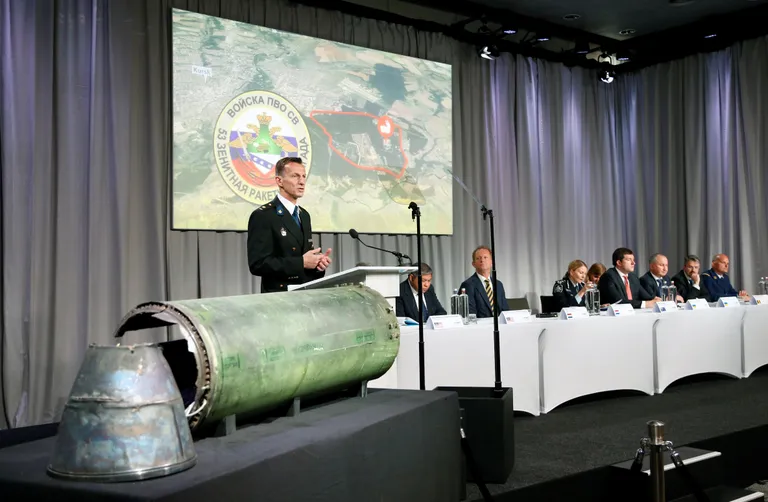 Lennu MH17 juhtumi uurimist vedav Hollandi politseiohvitser Wilbert Paulissen kõnelemas tänasel pressikonverentsil, tema ees on kahjustatud rakett.