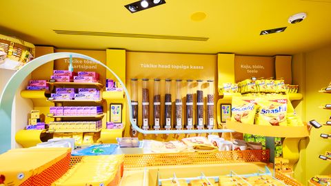 Tartu kommipood avab uuendatud kaupluse erkkollases stiilis