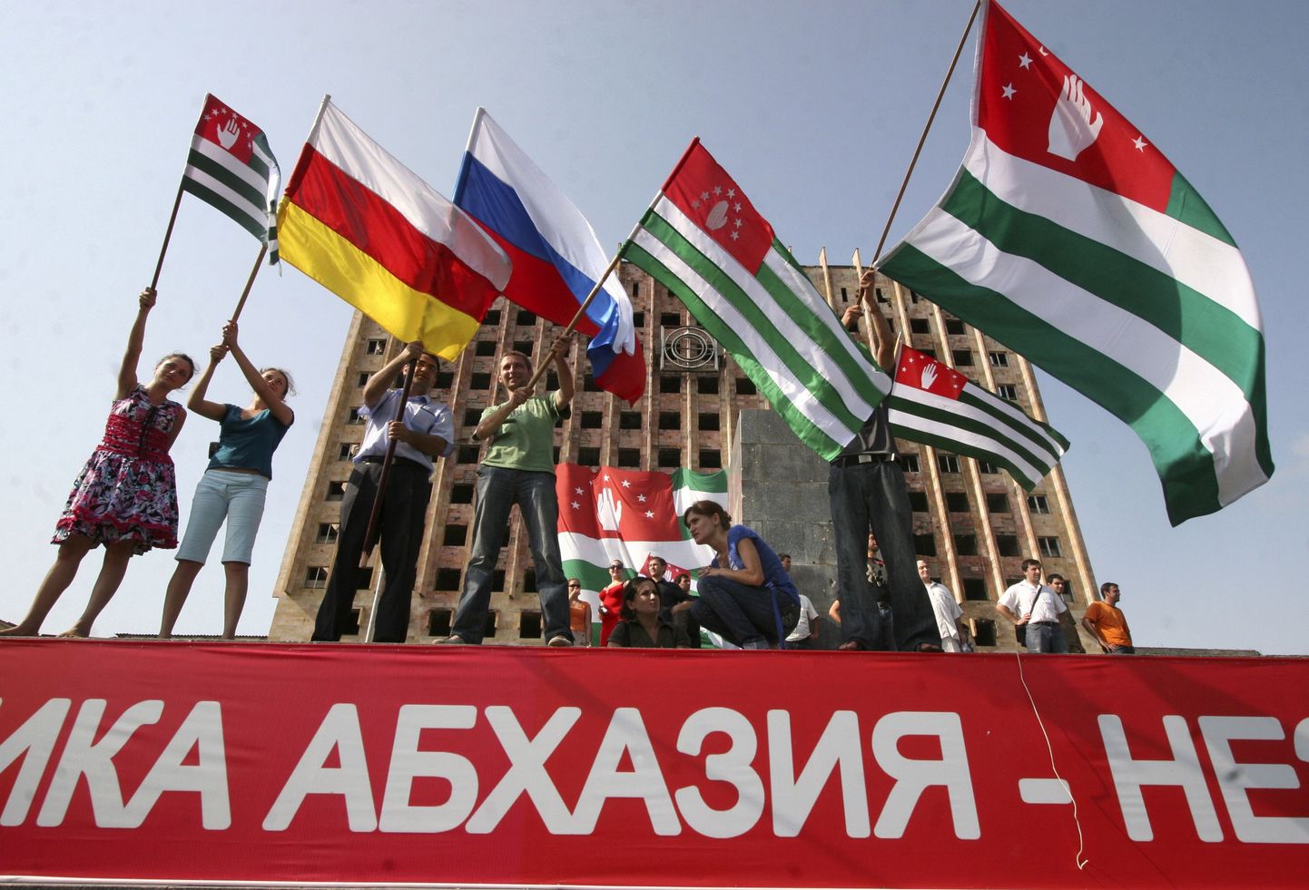 Abhaasia, Lõuna-Osseetia ja Venemaa rahvuslipud.