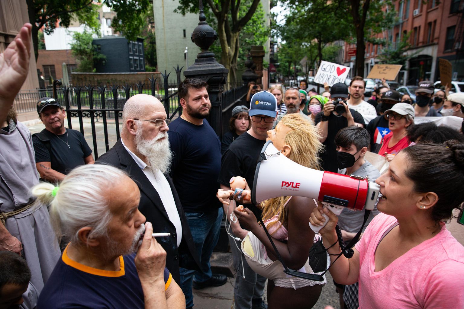 Abordivastased ja aborte toetavad protestijad karjuvad New Yorgis 2. juulil toimuva demonstratsiooni ajal üksteise peale.  Aborditoetajad takistavad Elutunnistajate (Life Witness) usurühma liikmeid minemast lähedalasuvasse Planned Parenthoodi pereplaneerimise- ja abordikliinikusse, et sealset tegevust takistada.