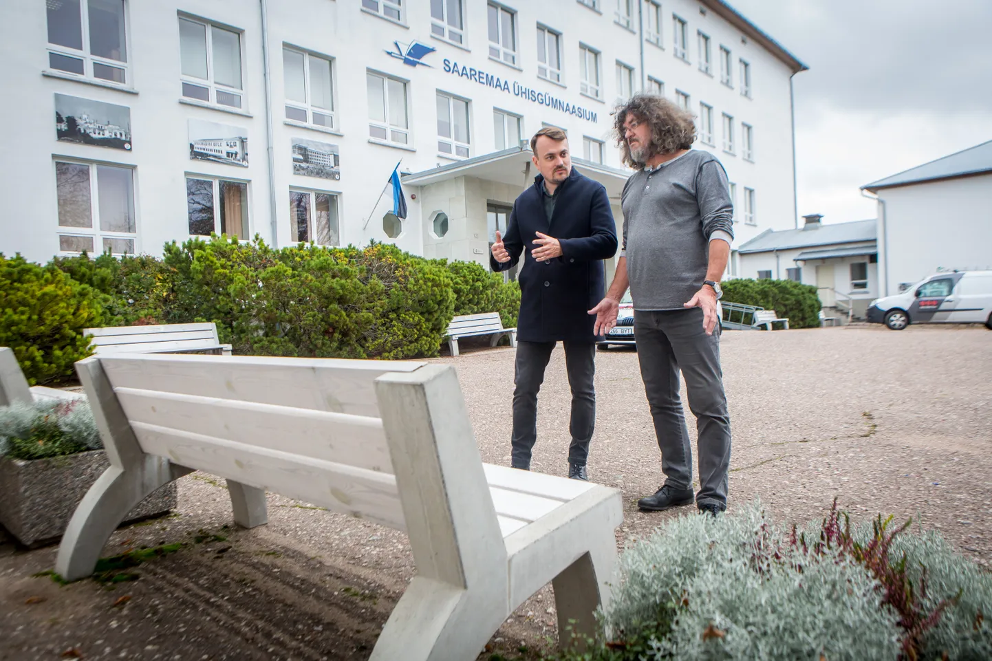 SIIA TULEB PUHKEALA: Kooli direktor Viljar Aro (paremal) ja arhitekt Allan Pilter koolihoone ees, kuhu arhitektide nägemuse järgi peaks maasse süvistatama mitmeastmelise servaga puhkeala.