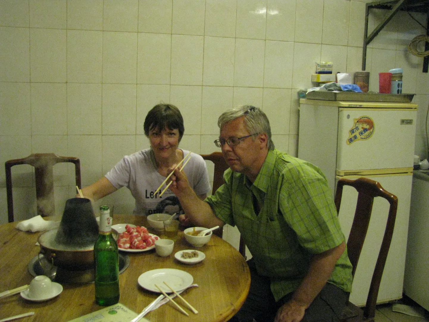 Siin me oleme, koos naisega hotpoti proovimas. Restoran oli rahvast täis,
meie laud vabanes just saabudes.