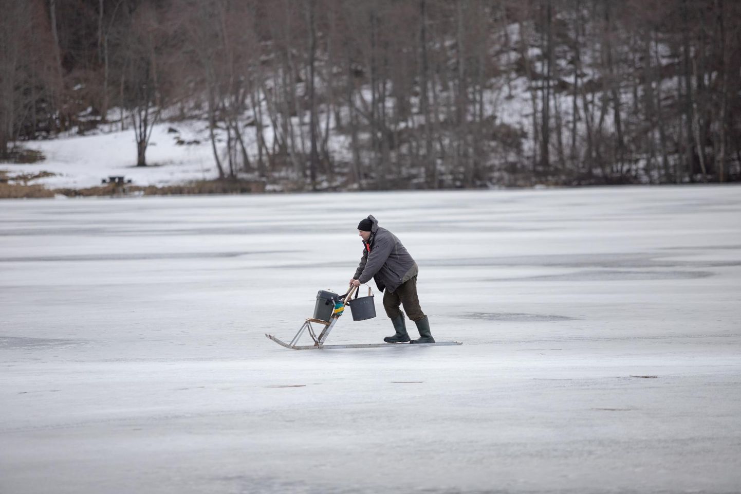 Kalamehed ja teised talvemõnude nautijad pääsevad keeluaja lõppedes jõgede ja järvede jääle.