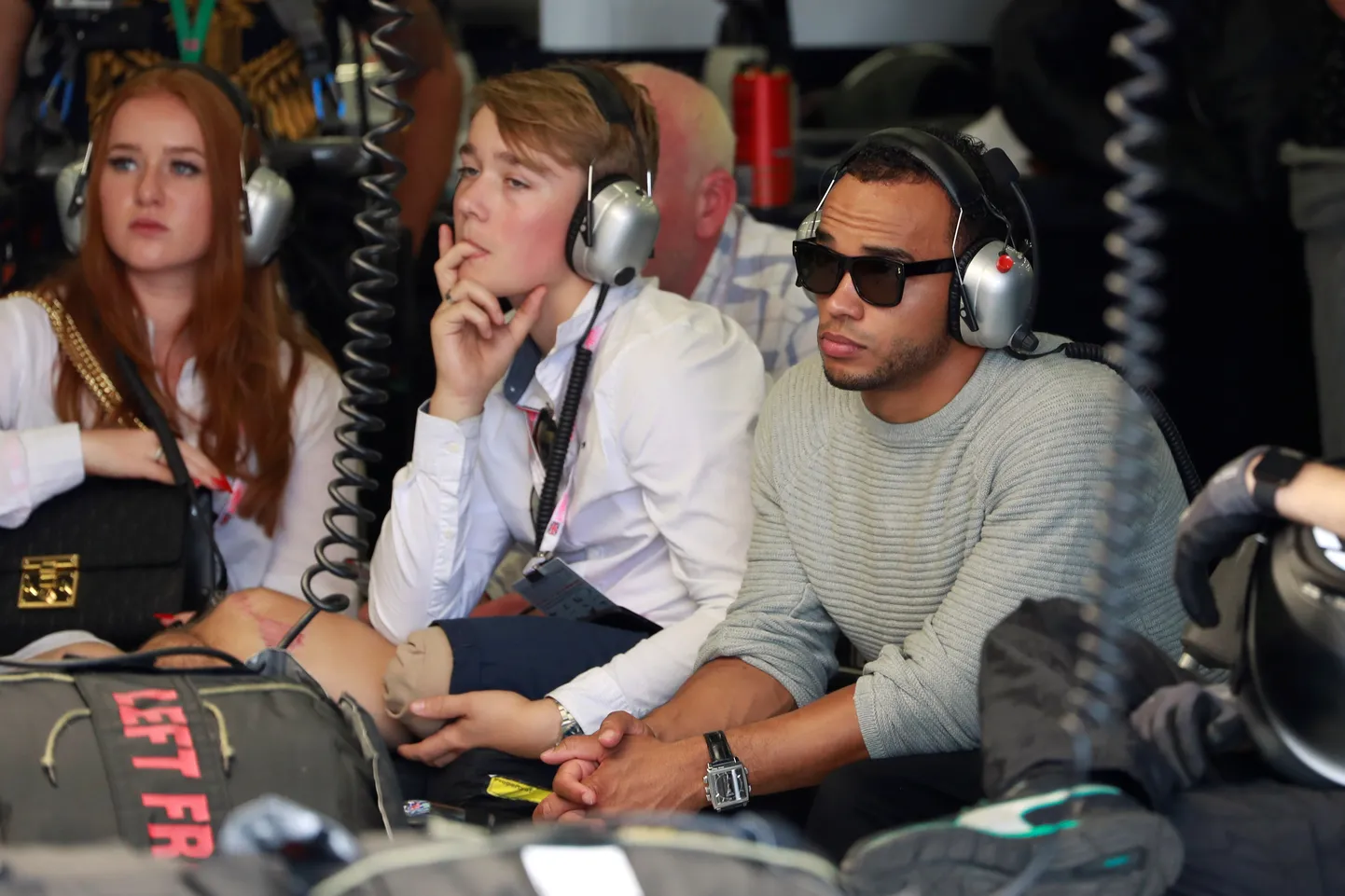 Billy Monger (keskel) Lewis Hamiltoni boksis vormel 1 etappi jälgimas.