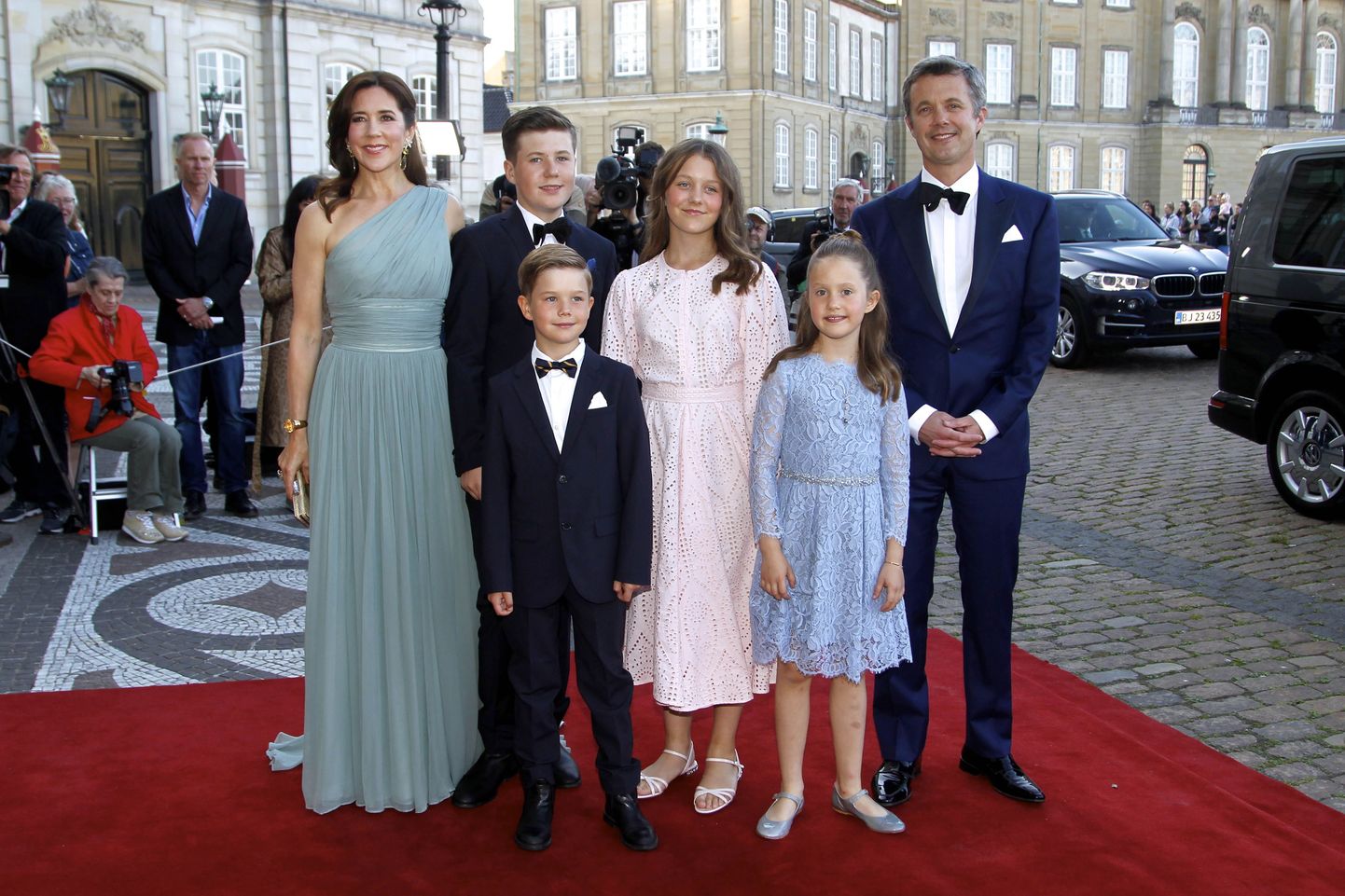 Vasakult: Taani kroonprintsess Mary, prints Frederik (ees), prints Christian (taga), printsess Isabella, printsess Josephine ja kroonprints Frederik juunis 2019. aastal. Frederikust ja Maryst saavad 14. jaanuaril 2024 Taani kuningas ja kuninganna