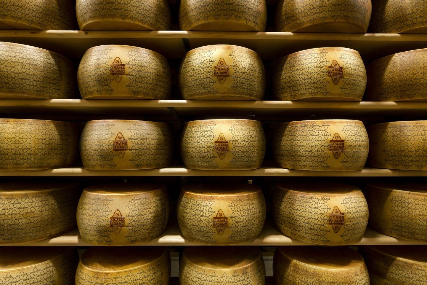Сыр сорта Grana Padano напоминает пармезан.