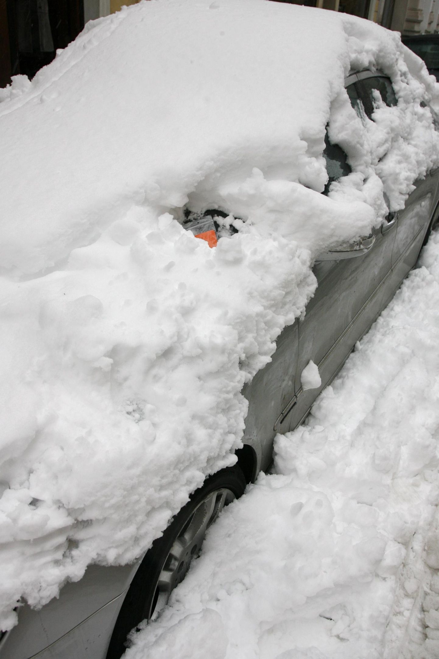 Järgmisel talvel enam nii ei saa – heakorratööd takistava auto omanik peab koristama lume ja jää sõiduki ümbert ühe meetri raadiuses.