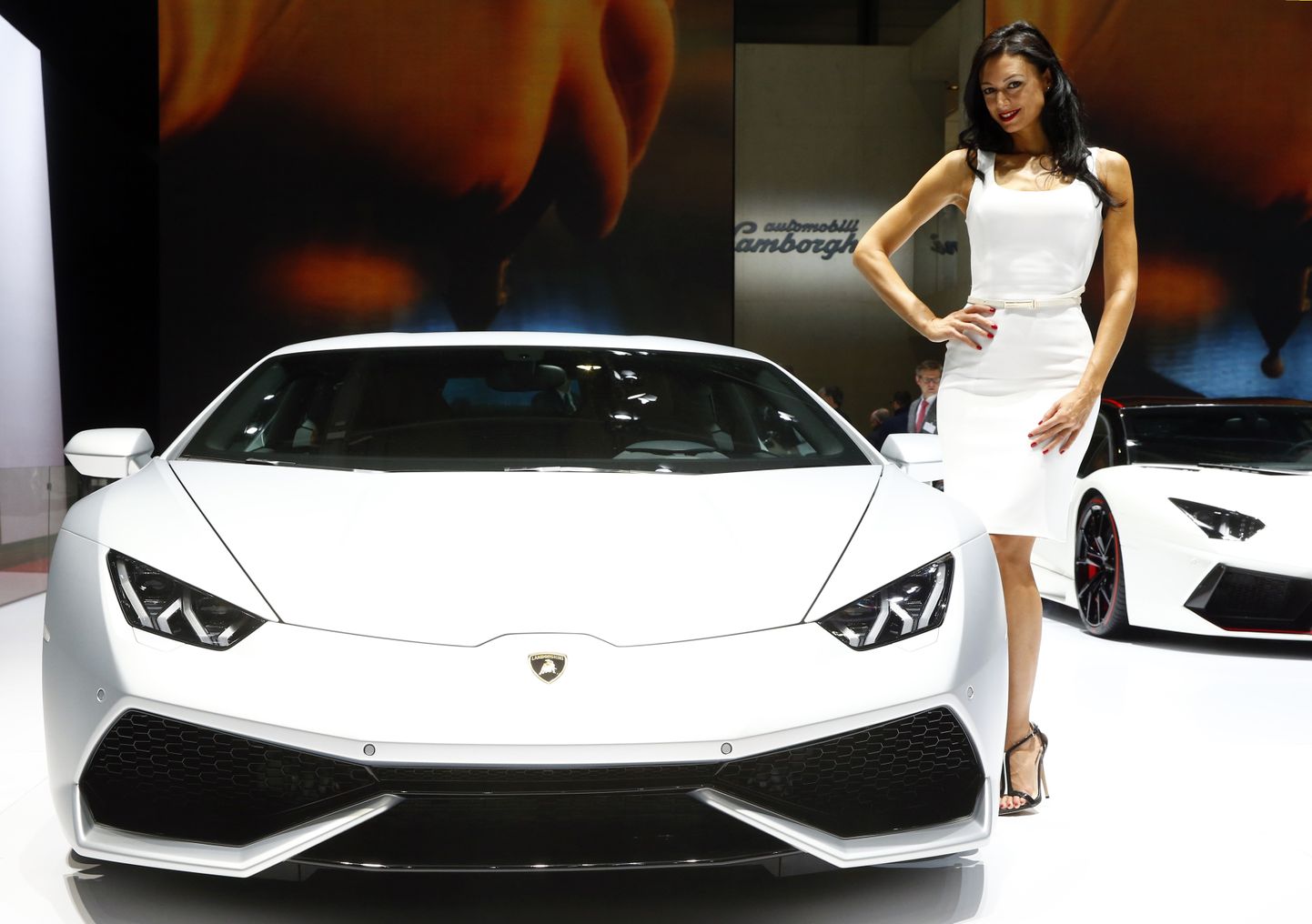 Modell poseerib Lamborghini Aventador LP 700-4 auto kõrval. Pilt on illustreeriv.