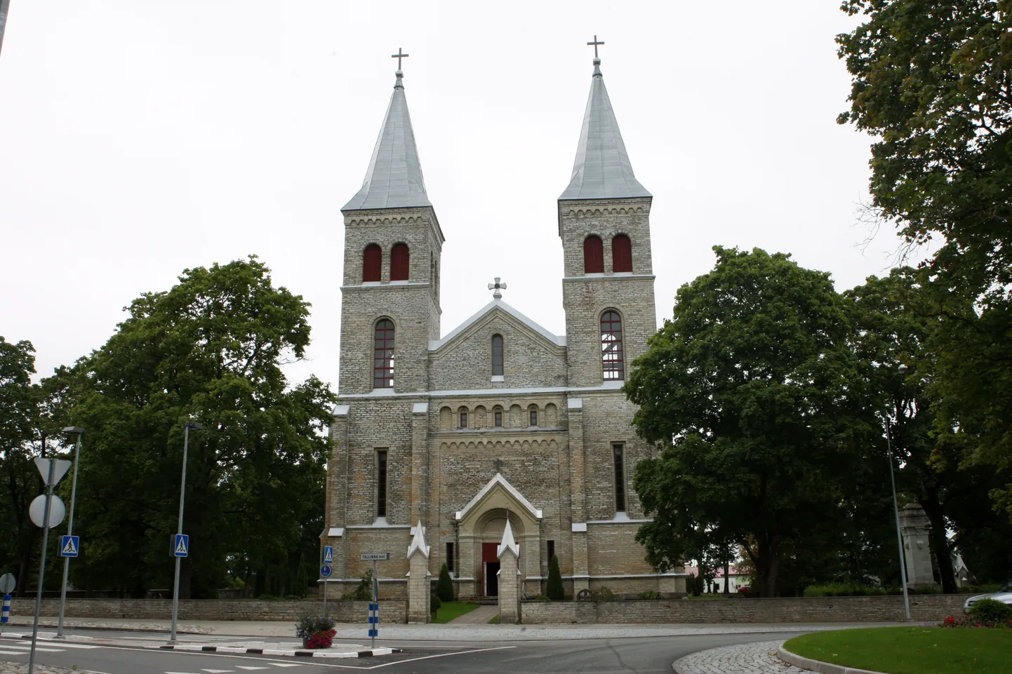 Raplas on üks vähestest kahe torniga kirikutest Eestis.