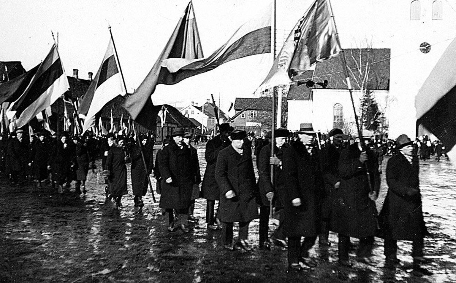 Paide seltskondlike organisatsioonide esindajad Järvamaa rahvuspäeva puhul toimunud paraadil 10. märtsil 1935.