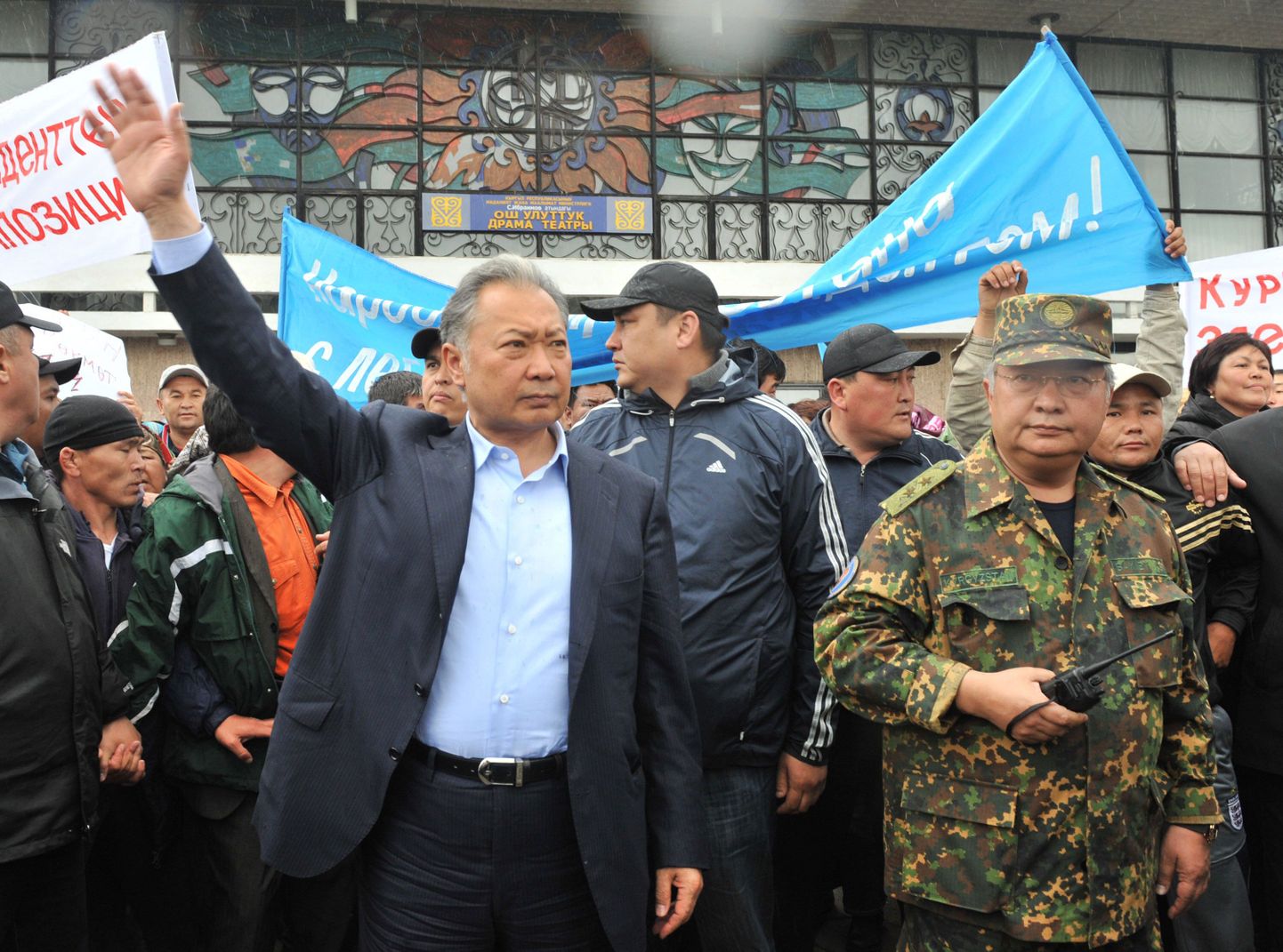 Курманбек Бакиев на митинге своих сторонников в городе Ош (15 апреля). Справа - его брат, Ахмат.