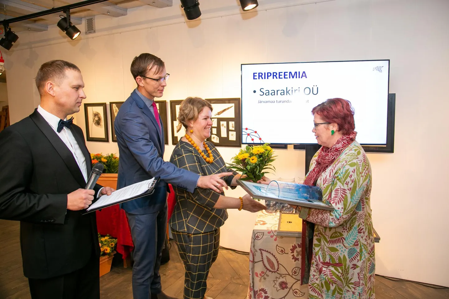 Saara kirjastuse juhatajal Anneli Kengil on tulnud ettevõtlikkuse ja tubliduse eest vastu võtta mitmeid toredaid tunnustusi.
