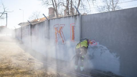 Вандалы изрисовали стену батальона штаба и связи, полиция начала производство