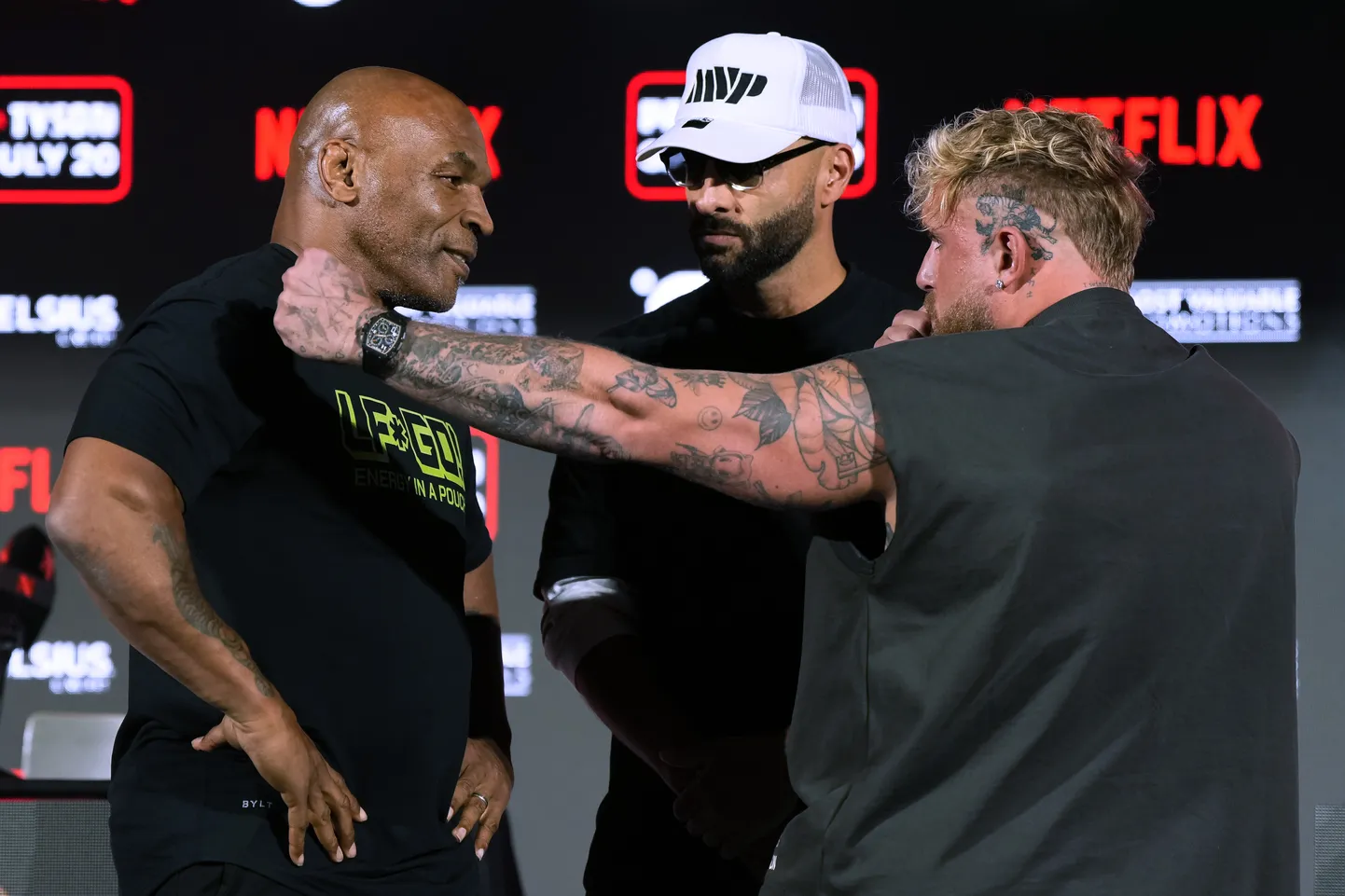 Mike Tyson (vasakul) Jake Paul (paremal) pressikonverentsil.