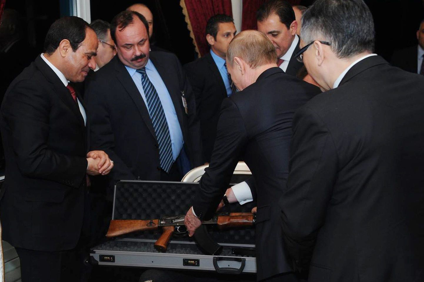 Путин подарил президенту Египта автомат Калашникова.