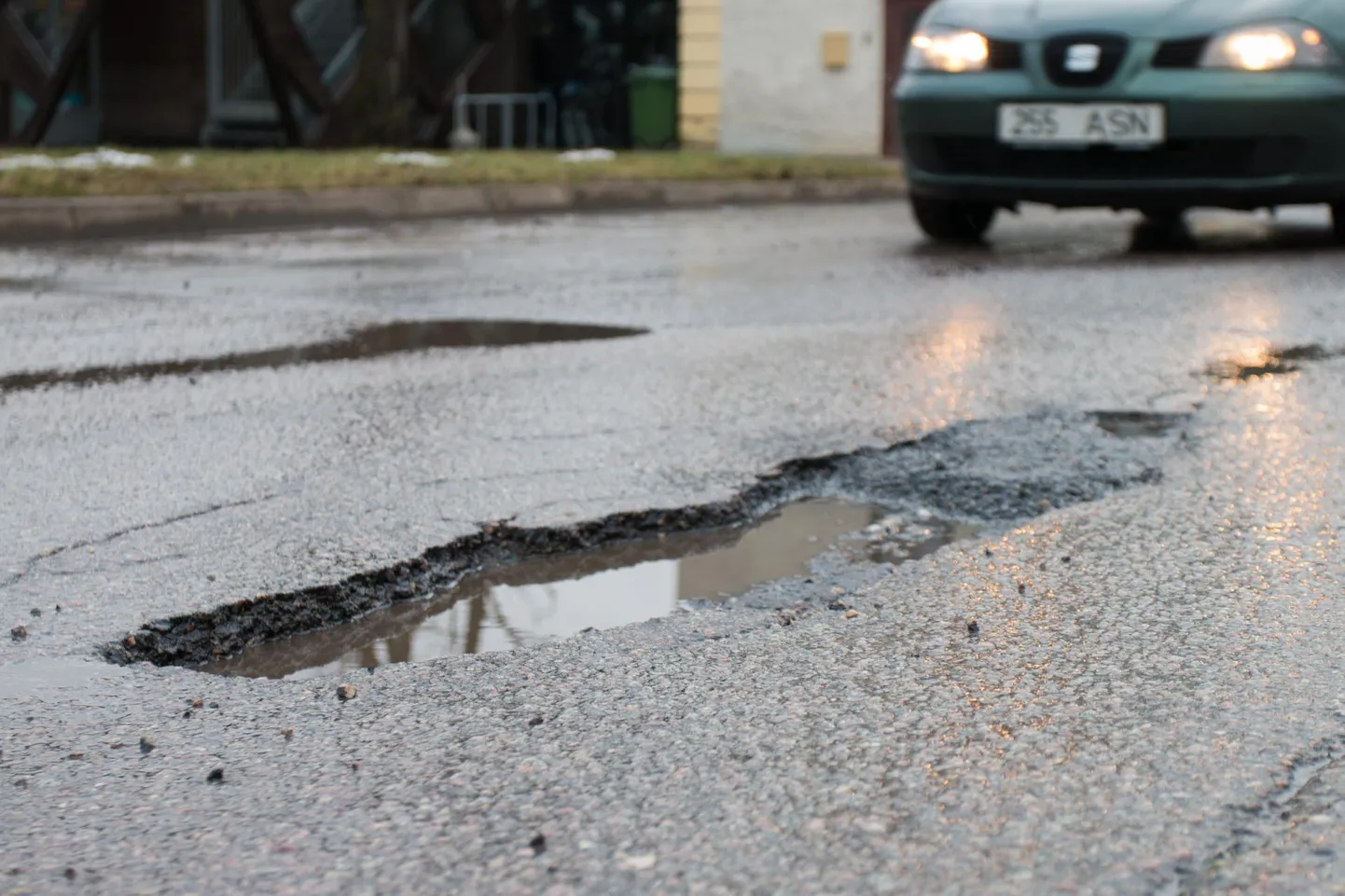 Selle talve suured temperatuuri kõikumised on mõjunud väga halvasti teekattele ning palju on tekkinud löökauke ja pragusid.