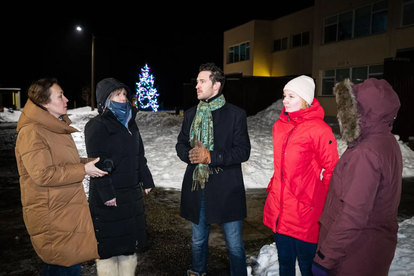 Lehola lasteaed-algkooli lapsevanemad (vasakult) Aleksandra, Elina, Kaarel, Eneli ja Elis mullu detsembris Lääne-Harju vallavolikogu juures, kus otsustati kooli sulgemise üle.