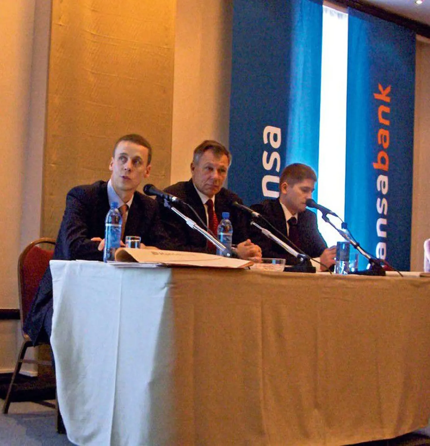 2005. aasta septembris alustas Hansapank Venemaal jaepangandusega ja avas esimese kontori Moskvas. Sel puhul andsid pressikonverentsi toonane Hansapanga juht Erkki Raasuke (vasakult esimene) ja Swedbanki juht Jan Lidén (keskel).