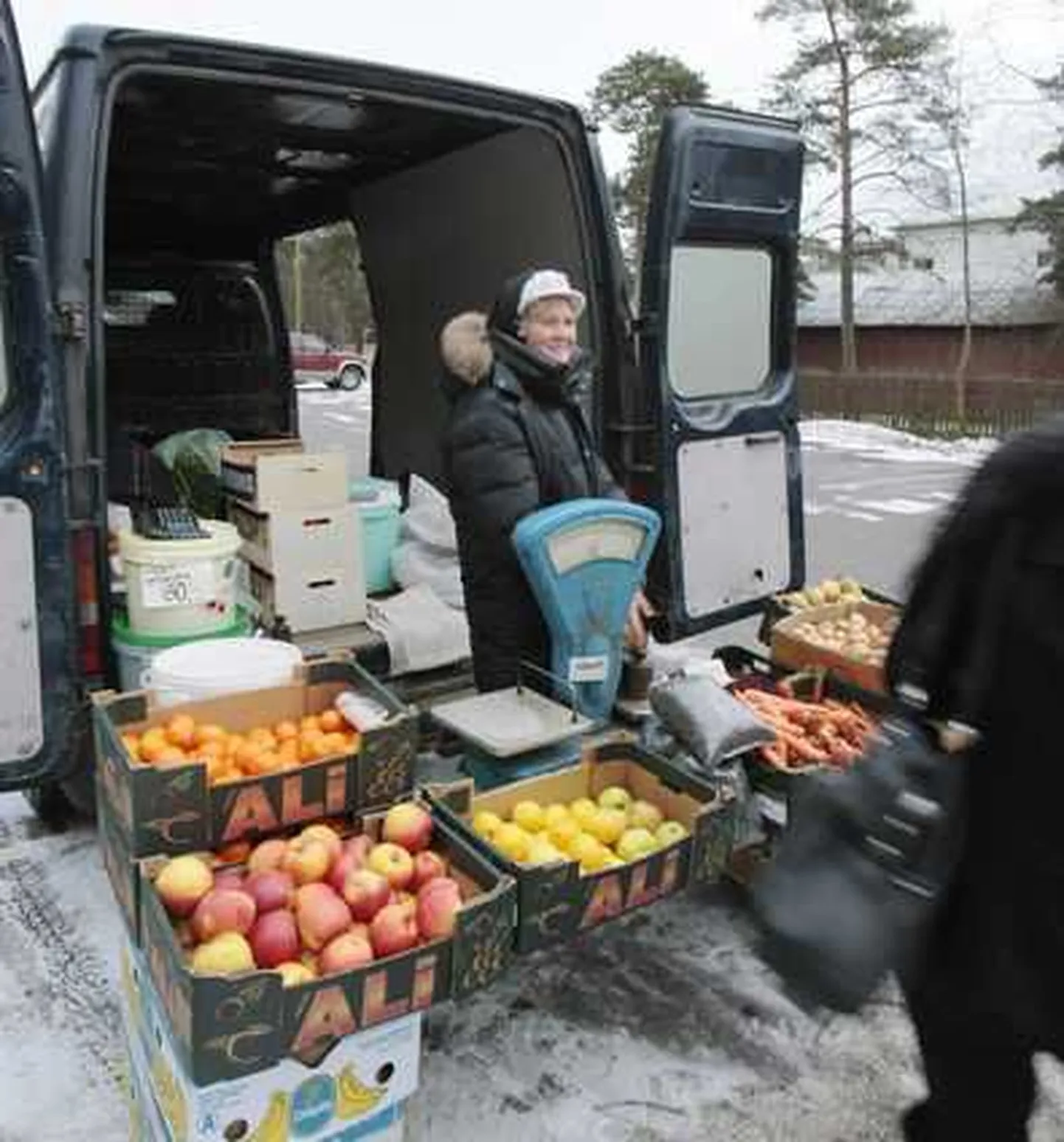 Väikekaupluste ja turgude külastajaid jääb aasta-aastalt vähemaks. Pildil turumüüja.