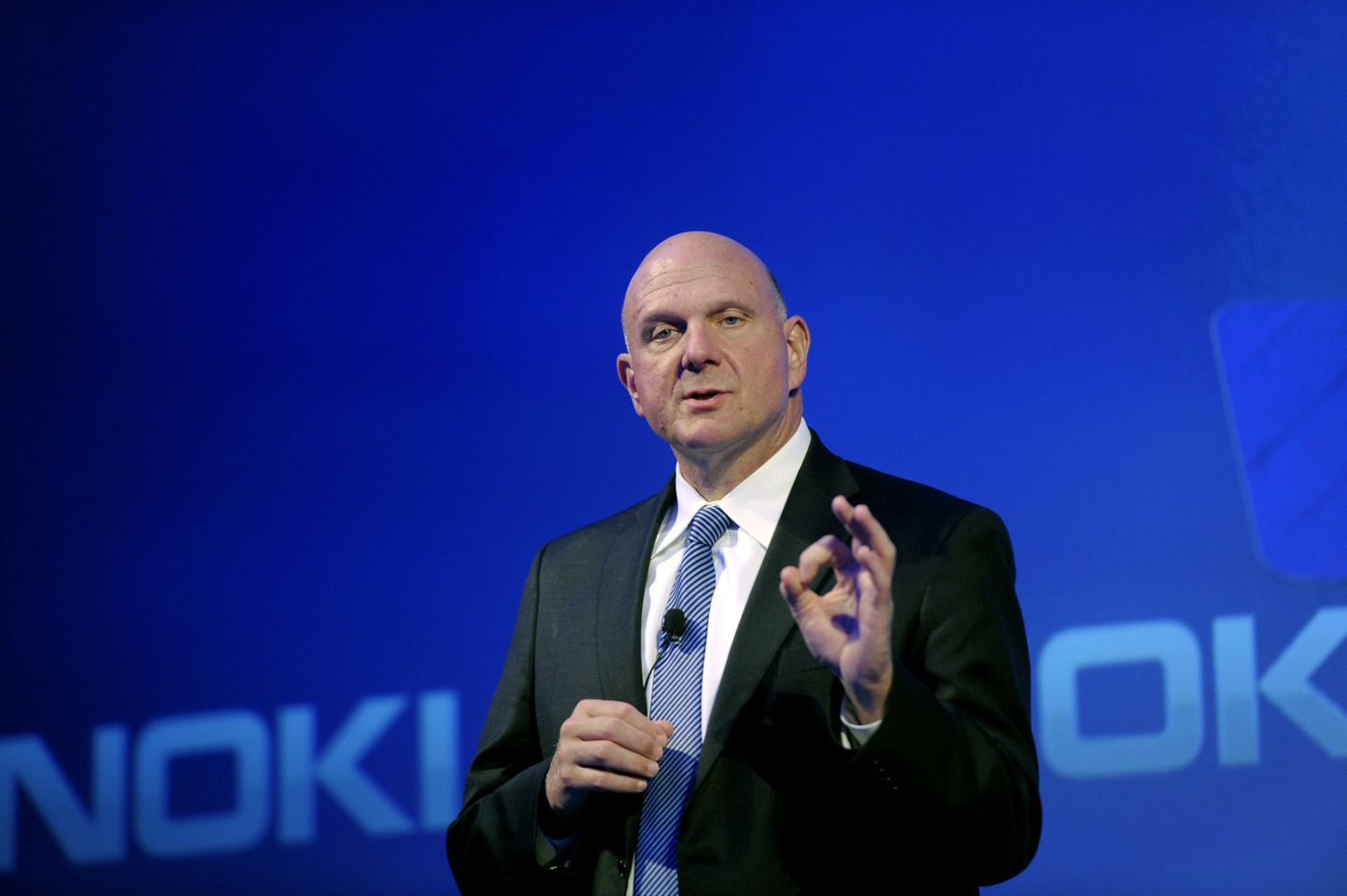 Micosofti juht Steve Ballmer lubas soomlastele andmekeskust Nokia mobiiliüksuse ostmise teate järgsel pressikonverentsil.