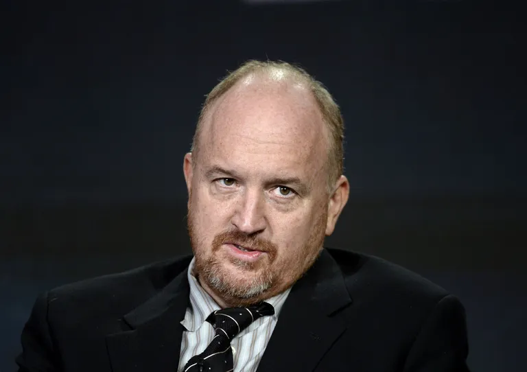 Louis C.K.-d on süüdistanud viis erinevat naist. Süüdistuste hulka kuulub ka nende nähes onaneerimine.