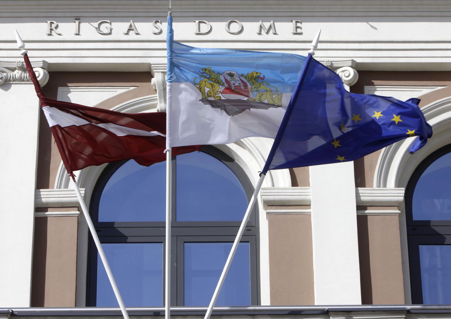 Флаги Латвии, Риги и Евросоюза.