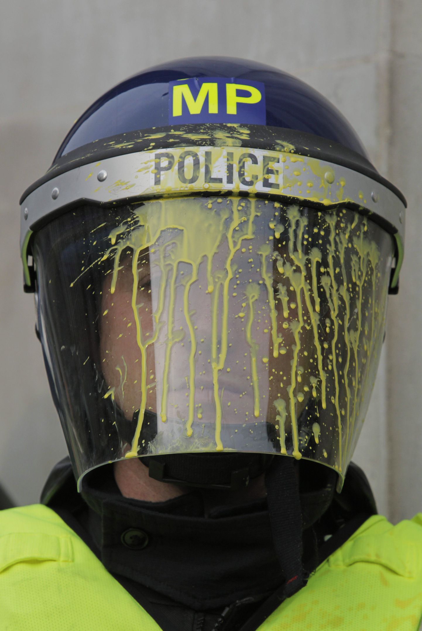 Üks Briti märulipolitseinik sai eile vastu kiivrit värviga.
